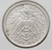 Detailansicht der Rückseite: Der bekrönte Reichsadler des Deutschen Kaiserreichs mit dem Wappenschild. Die Umschrift weist das Prägejahr 1907 und den Nennwert „ZWEI MARK“ aus. Klare Konturen im Gefieder und saubere Randperlung.