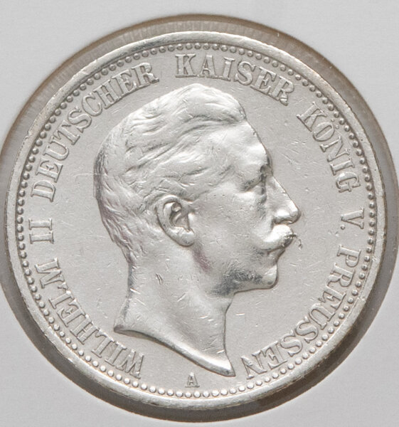 Nahaufnahme der Vorderseite: Das ausdrucksstarke Porträt von Kaiser Wilhelm II. im Profil nach rechts. Unter dem Halsansatz ist das Prägezeichen „A“ für Berlin deutlich zu sehen. Die Münze zeigt eine ebenmäßige, historische Silber-Patina.