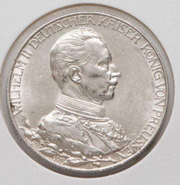 Nahaufnahme der Vorderseite: Festliches Porträt von Kaiser Wilhelm II. in Garde-Uniform nach rechts. Deutlich erkennbare Jubiläumsdaten 1888-1913 und das Münzzeichen „A“ für Berlin. Die Münze zeigt eine attraktive, gleichmäßige Erhaltung.