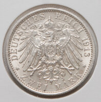 Detailansicht der Rückseite: Der gekrönte Reichsadler des Kaiserreichs mit Brustschild. Die Umschrift „DEUTSCHES REICH 1913“ und der Nennwert „ZWEI MARK“ sind scharf ausgeprägt. Schöne historische Patina.