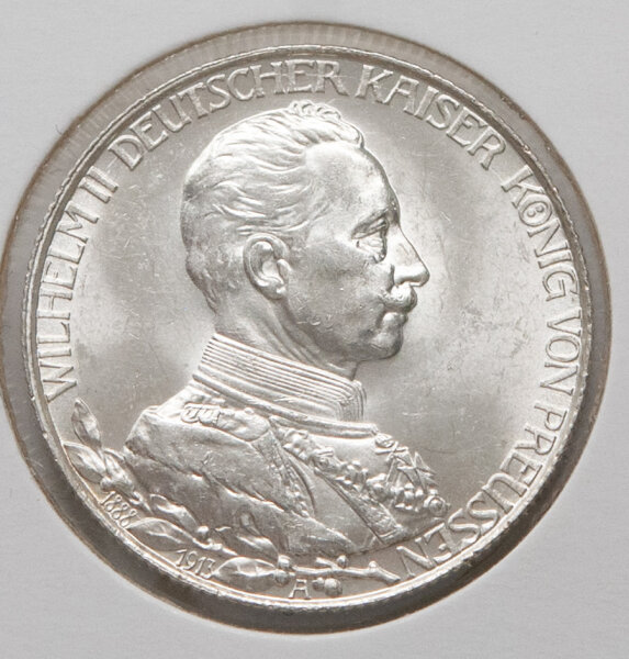 Nahaufnahme der Vorderseite: Festliches Porträt von Kaiser Wilhelm II. in Garde-Uniform nach rechts. Deutlich erkennbare Jubiläumsdaten 1888-1913 und das Münzzeichen „A“ für Berlin. Die Münze zeigt eine attraktive, gleichmäßige Erhaltung.