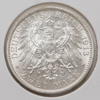 Detailansicht der Rückseite: Der gekrönte Reichsadler des Kaiserreichs mit Brustschild. Die Umschrift „DEUTSCHES REICH 1913“ und der Nennwert „ZWEI MARK“ sind scharf ausgeprägt. Schöne historische Patina.