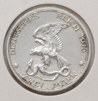 Rückseite der Münze: Seltener Revers mit dem Reichsadler, der eine Schlange in den Fängen hält. Deutliche Beschriftung „DEUTSCHES REICH 1913“ und „ZWEI MARK“. Erstklassige Details im Gefieder des Adlers.