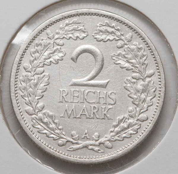 Detailaufnahme der Wertseite: Die Inschrift „2 REICHS MARK“ im dichten Eichenkranz. Das Münzzeichen „A“ der Berliner Prägestätte am unteren Rand ist klar definiert. Die Münze zeigt eine ebenmäßige, silberne Ausstrahlung.