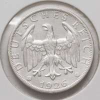 Rückseite der Silbermünze: Der stilisierte Weimarer Adler, umgebend von „DEUTSCHES REICH“ und der Jahreszahl 1926. Scharfe Konturen im Gefieder und saubere Randperlung.