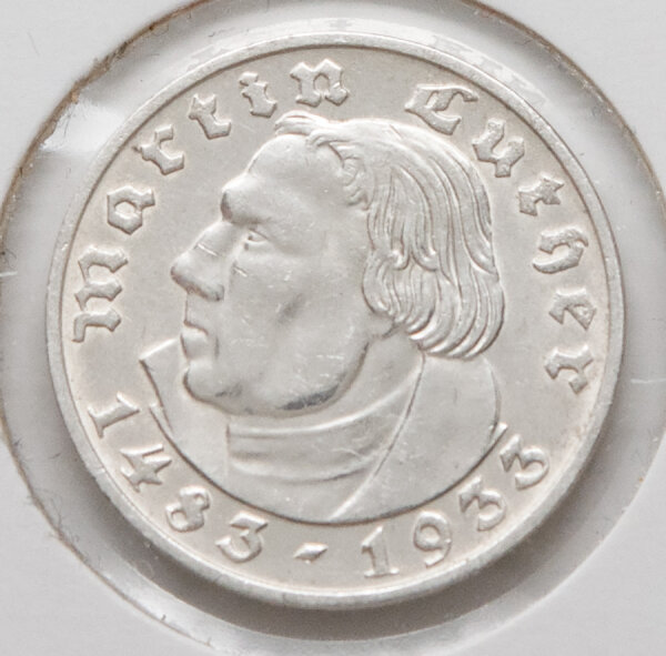 Detailansicht der Motivseite: Das markante Porträt von Martin Luther im Profil nach links. Die Inschrift in Frakturschrift sowie die Jahreszahlen 1483-1933 sind scharf ausgeprägt. Die Münze zeigt eine attraktive, gleichmäßige Erhaltung.