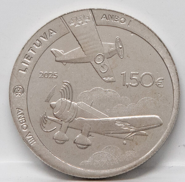 Nahaufnahme der Motivseite: Zwei ANBO-Flugzeuge (Modelle I und VIII) im Steilflug über stilisierten Wolken. Die Markierungen auf den Flügeln und die technischen Details der Maschinen sind fein ausgearbeitet. Oben links steht „LIETUVA“, daneben das Jahr 2025 und rechts der Nennwert „1,50€“.