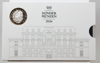 Außenansicht des Schweizer Münzsatzes 2026: Weißer Kartonschuber der Swissmint mit einer eleganten Strichzeichnung des Münzgebäudes in Bern. Oben links ist die 10-Franken-Bimetallmünze Helvetia als Vorschau abgebildet.