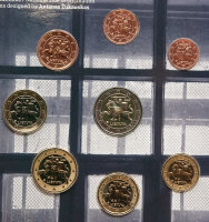 Die geöffnete Verpackung präsentiert alle acht Euro-Münzen (1 Cent bis 2 Euro) in ihren Halterungen. Der metallische Glanz der BU-Qualität und das detailreiche Wappen „Vytis“ auf der nationalen Seite kommen exzellent zur Geltung.