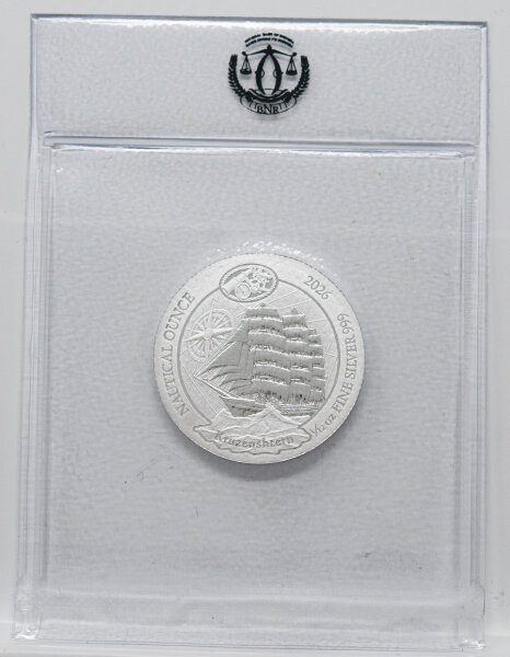 Detailansicht der 1/12 oz Silbermünze mit dem Segelschiff Kruzenshtern und nautischen Symbolen