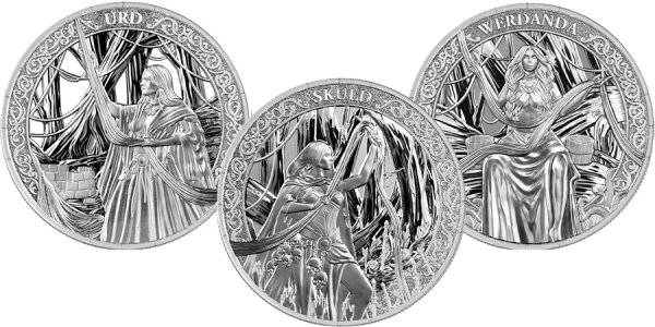 Die drei Silbermünzen des Nornen-Sets nebeneinander. Zu sehen sind die detaillierten Darstellungen von Urd, Werdanda und Skuld vor mythologischer Kulisse.