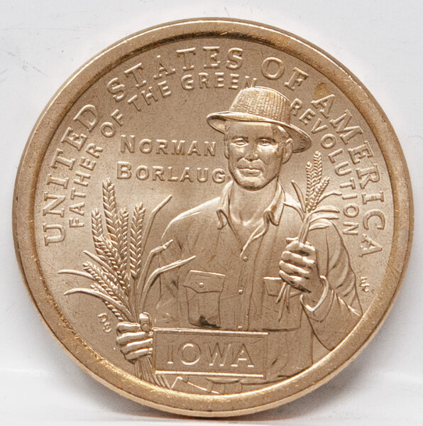 Die Rückseite der 1-Dollar-Münze zeigt Norman Borlaug mit einem Hut und einem Hemd, während er Weizenhalme hält. Um ihn herum stehen die Schriftzüge UNITED STATES OF AMERICA, FATHER OF THE GREEN REVOLUTION und NORMAN BORLAUG. Unten im Bild ist der Name des Bundesstaates IOWA in einem rechteckigen Rahmen zu sehen.