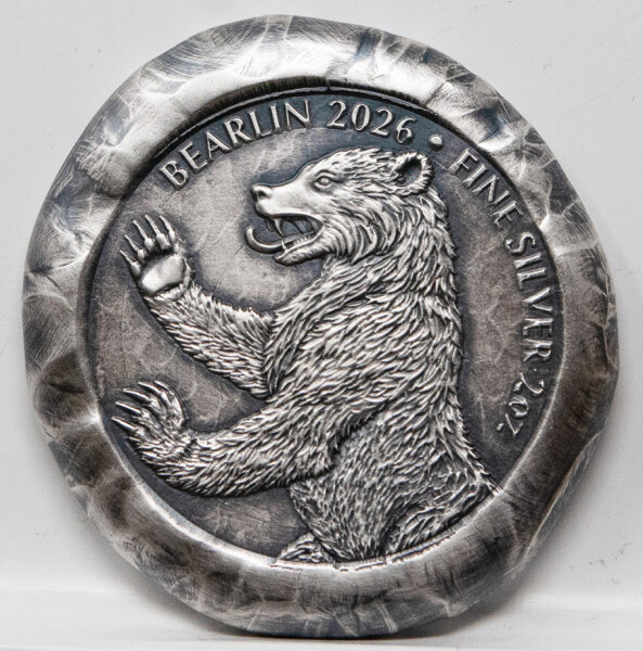 Vorderseite des „Bearlin“ 2026 Silberguss-Stücks mit der Darstellung des Berliner Bären, dem Schriftzug BEARLIN 2026 und FINE SILVER 2 oz in markanter Reliefprägung und Antique Finish.