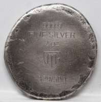 Rückseite der gegossenen 2-Unzen-Silberausgabe mit den technischen Daten 999.9 FINE SILVER 2 oz, dem Logo der Germania Mint und der individuellen Seriennummer auf dem rustikalen Silberuntergrund.