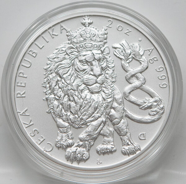 Das Revers zeigt das markante 2026er-Design des tschechischen Löwen mit der Wenzelskrone auf dem Kopf. Die Prägung wirkt durch die doppelte Materialstärke (2 oz) besonders plastisch. Links oben steht ČESKÁ REPUBLIKA, am unteren Rand findet sich die Angabe 2 oz Ag 999.