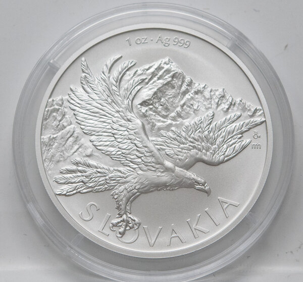Das Revers zeigt einen fliegenden Steinadler über dem Berg Kriváň. Rechts ist das slowakische Wappen (Doppelkreuz) zu sehen. Die Umschrift lautet SLOVENSKO sowie 1 oz Ag 999.