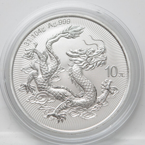Zeigt das Motiv der Rückseite: Ein detailreich gestalteter chinesischer Drache, der sich über die Münzfläche windet. Links oben steht das Gewicht und die Feinheit 31.104g Ag .999, rechts mittig der Nennwert 10元. Der Hintergrund ist mit feinen radialen Linien versehen.