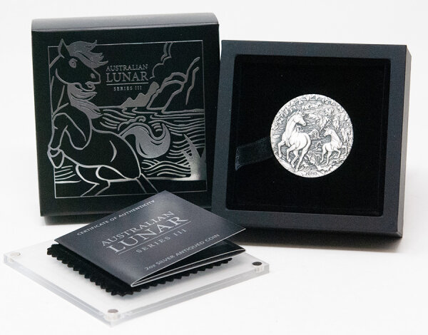 Präsentiert ein kraftvolles Motiv eines galoppierenden Pferdes mit detailreich ausgearbeiteter Muskulatur und Mähne. Die Antique-Finish-Veredelung verleiht der Szenerie Tiefe. Enthalten sind das chinesische Schriftzeichen für Pferd, der Schriftzug HORSE 2026 und das P-Prägezeichen der Perth Mint.