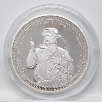 Detaillierte Rückseite des 50 Franken Silber-Schützentalers 2026: Die kunstvolle Darstellung des Nominalwerts umrahmt von einem traditionellen Kranz aus Eichenlaub und Lorbeer, darüber der Schriftzug des Eidgenössischen Schützenfestes in Chur, geprägt in spiegelndem Silber (Polierte Platte).