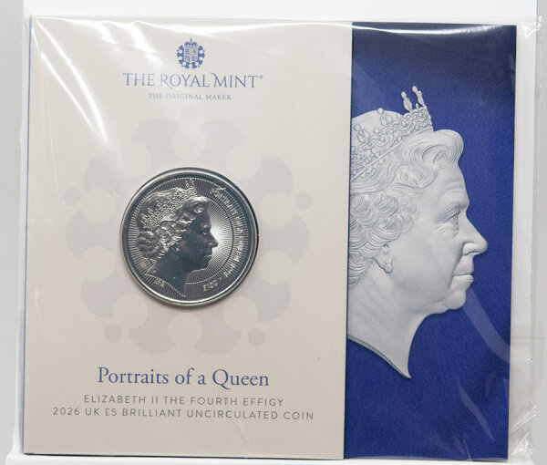 Detailreiche Rückseite der 5 Pfund Münze 2026: Das vierte offizielle Porträt von Queen Elizabeth II. (Ian Rank-Broadley), kunstvoll remastert von Gordon Summers, umgeben von eleganten Radiallinien und der Inschrift PORTRAIT OF A QUEEN 1998 - 2015.