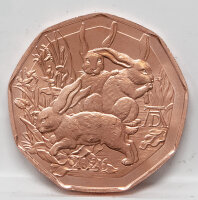 Detailreiche Rückseite der 5-Euro-Kupfermünze mit dem Hasentrio-Motiv nach Albrecht Dürer, das warme Leuchten des Kupfers hebt die feinen Fellstrukturen hervor.