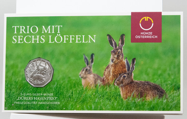 Detaillierte Rückseite der 5-Euro-Silbermünze 2026 mit der kunstvollen Darstellung des Hasentrios nach Albrecht Dürer, präsentiert im farbenfroh illustrierten Original-Blister.