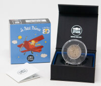 Zentrales Porträt des nachdenklichen Kleinen Prinzen mit der Jubiläumszahl 80, dem Schriftzug Le Petit Prince und dem Jahrgang 2026 in Proof-Veredelung.