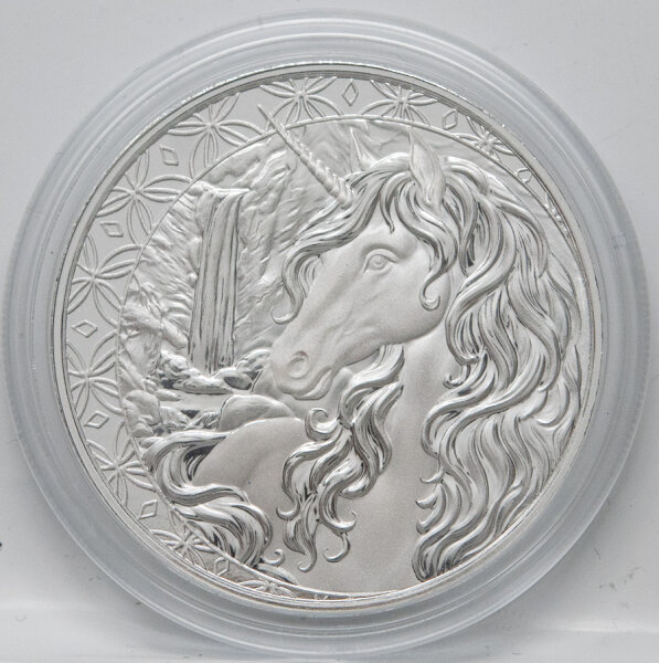 Die Rückseite zeigt ein kunstvoll gestaltetes Einhorn in einer mystischen Waldlandschaft, umgeben vom Schriftzug UNICORN und der Angabe des Feingehalts 1 TROY OZ 999 FINE SILVER.