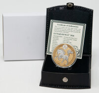 Die Rückseite zeigt das vollvergoldete Motiv eines...