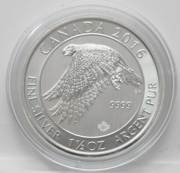 Die Rückseite der Münze zeigt einen majestätischen Schneefalken im Flug mit ausgebreiteten Flügeln vor einem Hintergrund aus feinen radialen Linien. Am oberen Rand ist der Schriftzug CANADA eingeprägt, flankiert von der Feinheit 9999 auf beiden Seiten. Am unteren Rand stehen die Angaben FINE SILVER 1 1/2 OZ ARGENT PUR.