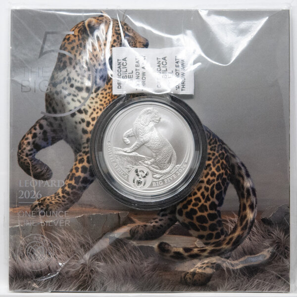 Die Rückseite der Silbermünze präsentiert das ikonische Split-Portrait: Zwei gespiegelte Hälften eines Leopardenkopfes flankieren ein zentrales kreisförmiges Feld. In der Mitte sind der Nennwert FIVE RAND, das Gewicht 1oz und die Feinheit Ag 999 eingraviert. Unterhalb der Inschriften ist die filigrane Darstellung eines afrikanischen Fruchtkäfers (Pachnoda sinuata) als Symbol für das südafrikanische Ökosystem zu sehen.