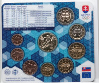 Nahaufnahme der acht slowakischen Euro-Kursmünzen von 1 Cent bis 2 Euro im Jahrgang 2026, arrangiert um eine zentrale Gedenkmedaille zum Thema Winterspiele.