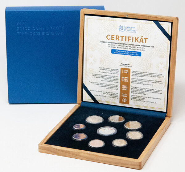 Außenansicht der edlen Holzbox mit eingraviertem Wappen der Slowakei und dem Schriftzug zur XXV. Winter Olympiade 2026.