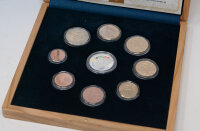 Außenansicht der edlen Holzbox mit eingraviertem Wappen der Slowakei und dem Schriftzug zur XXV. Winter Olympiade 2026.