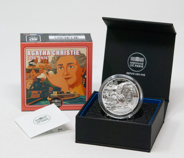 Porträt von Agatha Christie kombiniert mit symbolischen Elementen ihrer Kriminalromane.