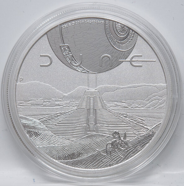 Detailreiche Motivseite der Dune Silbermünze 2026 mit Wüstenlandschaft, Raumschiff und der MuadDib Maus in stempelglanz Erhaltung.