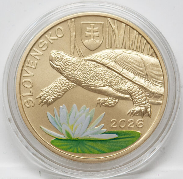 Die Rückseite zeigt zwei Europäische Sumpfschildkröten im Wasser – eine in Seitenansicht, die andere von unten betrachtet. Die lateinische Bezeichnung „EMYS ORBICULARIS“ und der slowakische Name „KORYTNAČKA MOČIARNA“ sowie der Nennwert „5 EURO“ vervollständigen das Design.