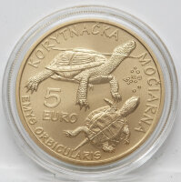 Auf der Vorderseite ist eine Sumpfschildkröte über einer farbig hervorgehobenen Seerose (Lekno biele) dargestellt. Darüber thront das slowakische Staatswappen, umrahmt von Schilfstängeln. Der Schriftzug „SLOVENSKO“ und das Prägejahr „2026“ sind klar erkennbar.