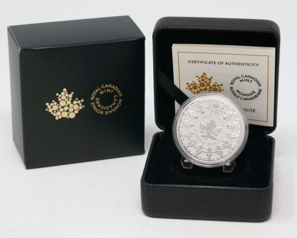 Die Motivseite zeigt ein würdevolles Porträt von Königin Elisabeth II., das ihre lebenslange Regentschaft und das 100. Jubiläum ihres Geburtsjahres zelebriert. Umrahmt wird das Design von symbolträchtigen Ahornblättern und den Daten 1926-2026 sowie der Aufschrift CANADA und dem Nennwert DOLLAR.