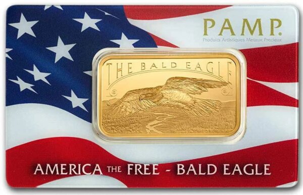 Die Vorderseite des 5g Goldbarrens zeigt eine detaillierte Prägung eines Weißkopfseeadlers (Bald Eagle) im majestätischen Gleitflug über einer weiten Landschaft. Über dem Adler ist der Schriftzug „THE BALD EAGLE“ eingeprägt. Der Barren ist in einer künstlerisch gestalteten CertiPAMP™-Blisterkarte eingefasst, die die US-Flagge darstellt und unten den Schriftzug „AMERICA THE FREE - BALD EAGLE“ sowie oben das PAMP-Logo trägt.