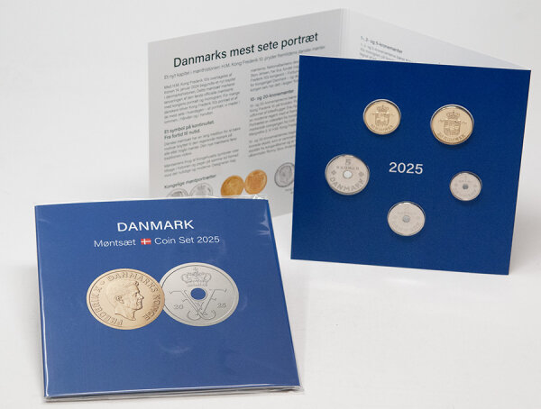 Die Vorderseite zeigt den offiziellen Folder des Kursmünzensatzes 2025 mit den darin enthaltenen Münzen (1, 2, 5, 10 und 20 Kronen). Deutlich zu erkennen sind das neue Porträt von König Frederik X. auf den 10- und 20-Kronen-Stücken sowie das neue königliche Monogramm auf den kleineren Nominalen.