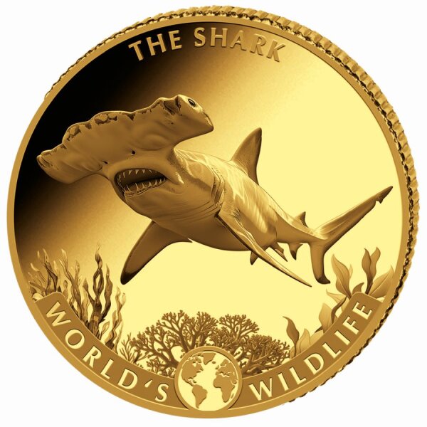 Filigrane Darstellung eines Hammerhais, der über dem Meeresgrund schwebt, umgeben von Korallen und Unterwasserpflanzen. Am oberen Rand steht THE SHARK, unten WORLDS WILDLIFE mit einer kleinen Weltkugel in der Mitte.