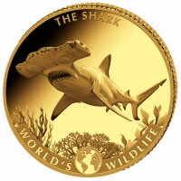 Filigrane Darstellung eines Hammerhais, der über dem Meeresgrund schwebt, umgeben von Korallen und Unterwasserpflanzen. Am oberen Rand steht THE SHARK, unten WORLDS WILDLIFE mit einer kleinen Weltkugel in der Mitte.