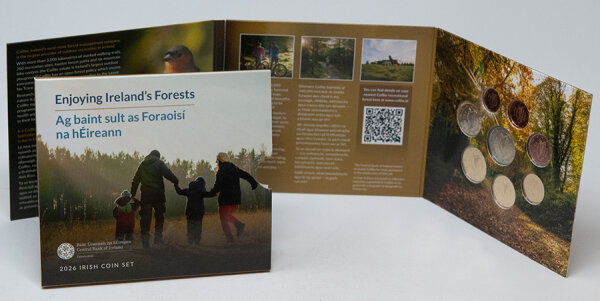 Acht glänzende irische Euro-Kursmünzen des Jahrgangs 2026 (1 Cent bis 2 Euro), präsentiert in einem farbenfrohen Folder, der dichte Waldlandschaften und grüne Naturmotive Irlands zeigt. Das zentrale Motiv der Münzen ist die traditionelle irische Harfe.