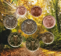 Rückseite des illustrierten Folders mit technischen Details, dem Logo der Central Bank of Ireland und einem interaktiven QR-Code, der auf waldreiche Hintergründe und Informationen zu Irlands Forstgebieten verweist.