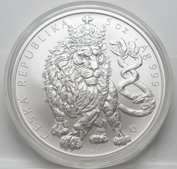 Rückseite der 5 oz Silbermünze 2026 Tschechischer Löwe mit Porträt von König Charles III. und Nennwert.