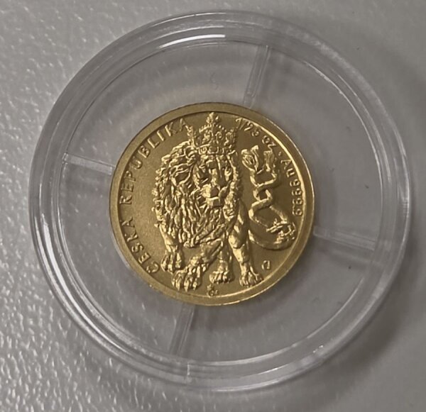 Rückseite der 1/25 oz Goldmünze 2026 Czech Lion mit dem Porträt von King Charles III. und Nennwert.
