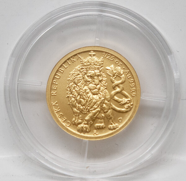 Rückseite der 1/25 oz Goldmünze 2026 Czech Lion mit dem Porträt von King Charles III. und Nennwert.