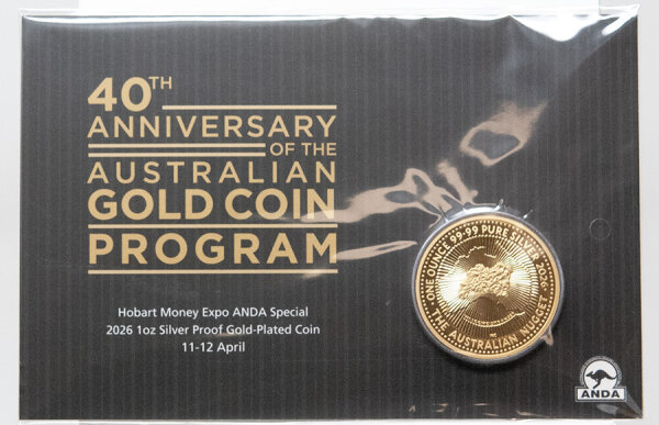 Die Rückseite zeigt den vergoldeten Welcome Stranger Goldnugget vor stilisierten Sonnenstrahlen und der australischen Landkarte, inklusive P40 Jubiläums-Münzzeichen.