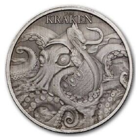Die Rückseite zeigt das detailreiche Relief eines Kraken im Antique Finish, der ein Schiff umschlingt, mit markanten Schattenwürfen durch die künstliche Oxidierung.